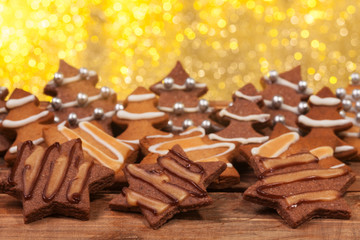 verschiedene Weihnachtskekse auf einem Holzbrett