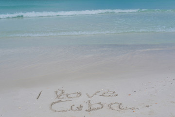 Karibik Wasser mit I Love Cuba im Sand