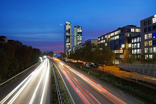 Leuchtspuren auf der Autobahn in München