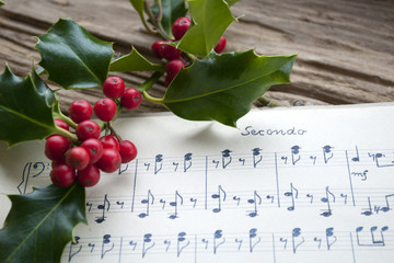 Sehr altes, handgeschriebenes Notenblatt mit Stechpalme - Ilex - und roten Beeren, Weihnachten,...