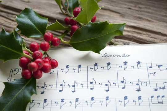 Sehr altes, handgeschriebenes Notenblatt mit Stechpalme - Ilex - und roten Beeren, Weihnachten, xmas 