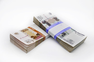 Obraz na płótnie Canvas 100 банкноты банка России на белом фоне