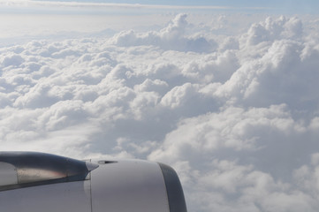 Fototapeta na wymiar Flugzeugtriebwerk mit Wolken