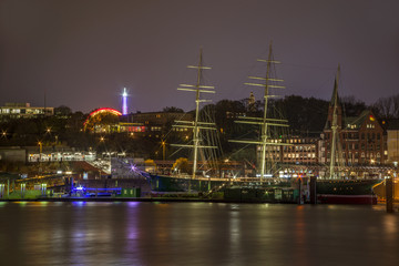 Fototapeta na wymiar Hamburg Hafen im Abendlicht