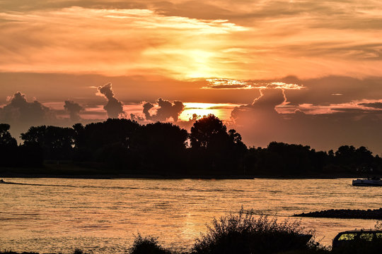 Flusslandschaft am Rhein zwischen K&ouml;ln und D&uuml;sseldorf