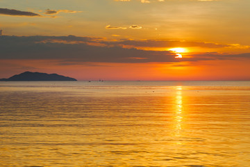 Obraz premium Kolorowy zachód słońca w morzu