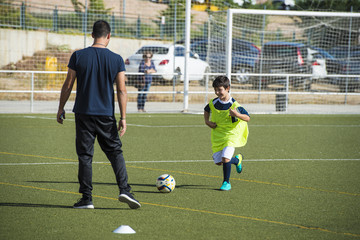 Niño en un entrenamiento de fútbol 7, deportes de equipo para actividades extraescolares