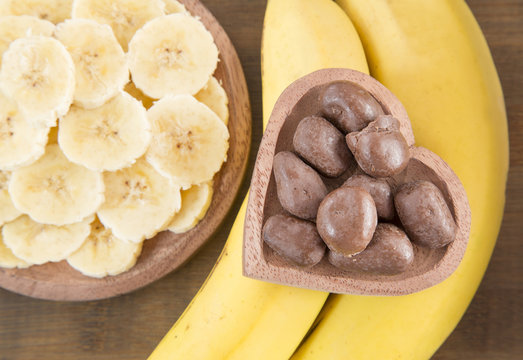 Dehydrated banana slices with chocolate topping