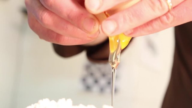 chef rompe 2 uova in cucina