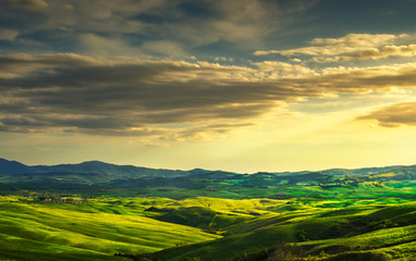 Obraz premium Tuscany panorama, rolling hills and green fields on sunset. Italy
