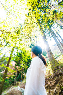 森の中の女性