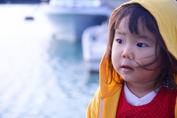 港で遊ぶ女の子