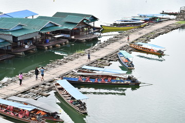 Fototapeta na wymiar Houseboat village ,Sangkhlaburi, Kanchanaburi, Thailand.