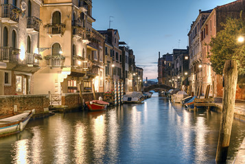 Obraz premium Typical small Venetian Canal Rio de San Vio at evening, Venice (Venezia), Italy, Europe