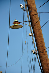 Stary słup oświetleniowy.