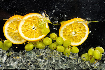 Fototapeta na wymiar Oranges, Water And Ice