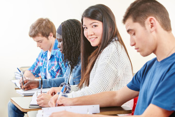 Asiatische Studentin im Examen