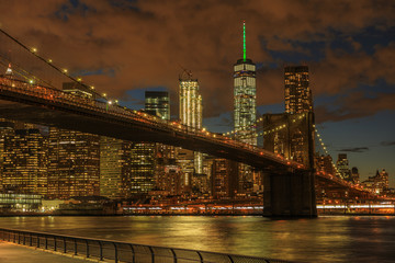 Obraz na płótnie Canvas View to Manhattan from Brooklyn Bridge Park at sunset 