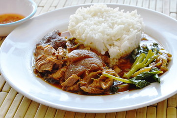 pork leg stewed with rice and chili vinegar sauce