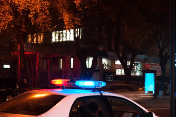 Obraz premium a police car of night city