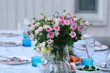 Obraz na płótnie Canvas букет розовых роз на праздничном столе