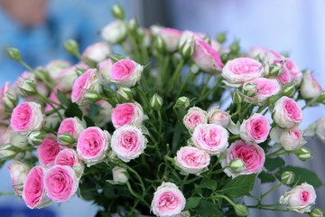 подарочный букет красивых розовых роз