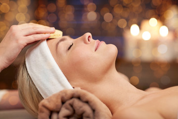 Obraz na płótnie Canvas close up of woman having face cleaning in spa