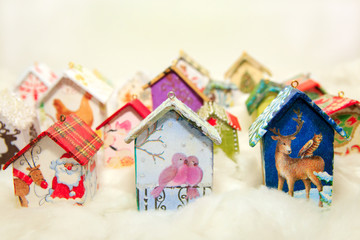Fir tree decoration: handmade houses with Christmas ornaments