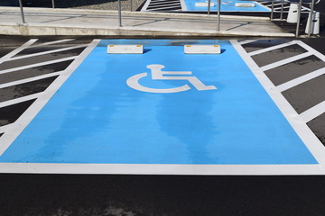 障害者用駐車場 車椅子マーク - obrazy, fototapety, plakaty