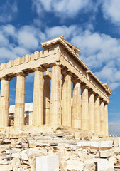 Obraz premium Główna świątynia starożytnego Akropolu Ateńskiego Partenonu ku czci bogini Ateny (447-438 pne. E.) Południowo-wschodni narożnik. Grecja, Ateny