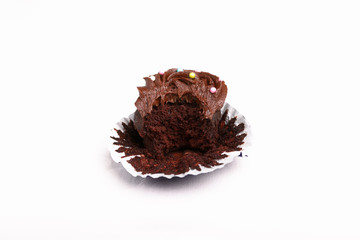 Angebissener Cupcake mit Schokolade