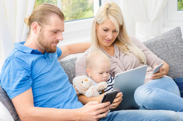 Obraz premium Familie mit Tablet-PC zu Hause
