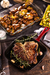 T-bone Steak frisch zubereitet in einer Grill pfanne 