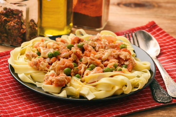 Pappardelle pasta with minced meat, green peas, tomatoes and cheese.