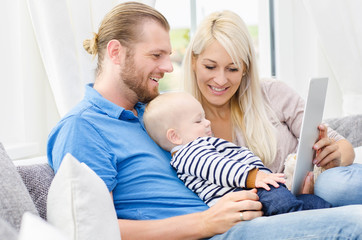 Obraz premium Familie mit Tablet-PC zu Hause