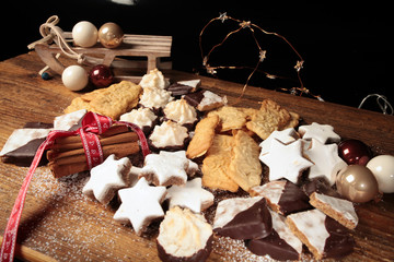 Handwerklich hergestellte weihnachtliche Kekse