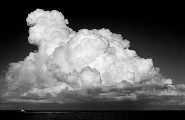 beautiful cumulus cloud over ocean - obrazy, fototapety, plakaty