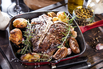 T-bone Steak frisch zubereitet in einer Grill pfanne 