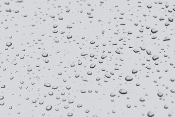 Капли дождя на стальной поверхности