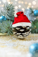 Tannenzapfen mit Nikolausmütze