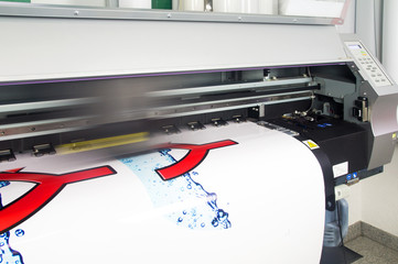 Werbetechnik / Digitaldrucker druckt auf Klebefolie / Werbung