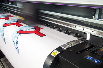 Werbetechnik / Digitaldrucker druckt auf Klebefolie / Werbung