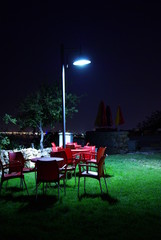 bahçe sokak lambası ve sandalyeler