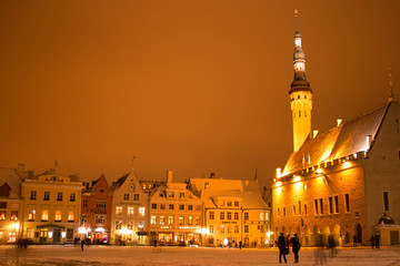 Naklejka premium Tallinn Town Hall at night