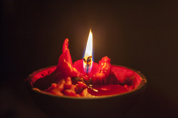 fiamma di candela rossa