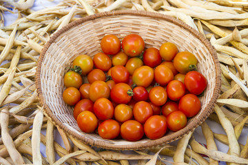 Tomates Cherry en cesto de mimbre