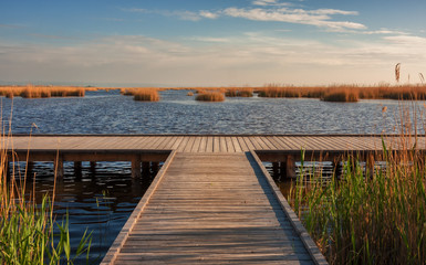 Hölzerner Steg am See