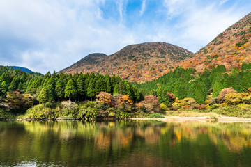 Fototapeta premium 湖畔の紅葉