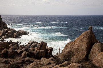 Fototapeta na wymiar scogli con mare e onde in Sardegna
