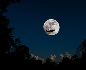 volle maan en silhouetvliegtuig.